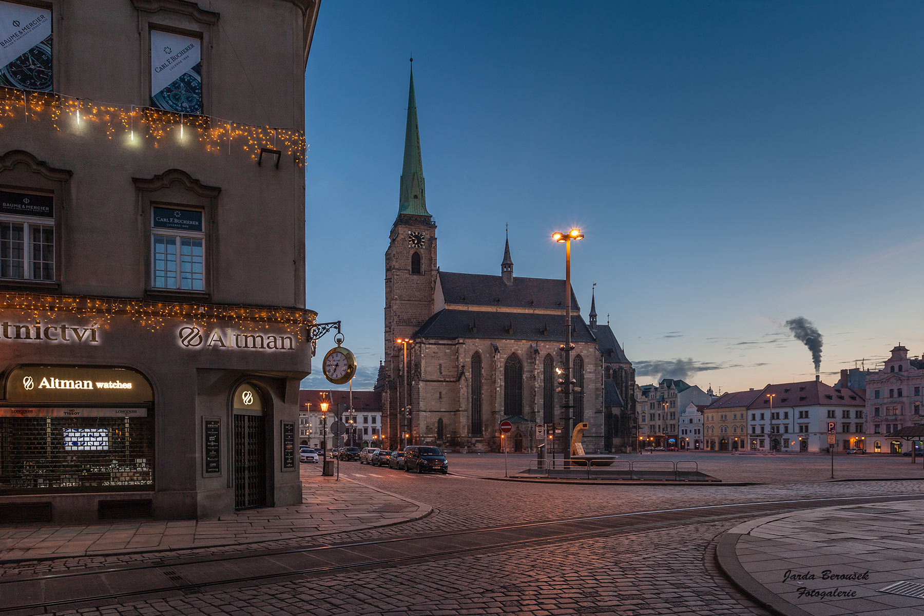 Katedrála svatého Bartoloměje z rohu náměstí od Prešovské ulice